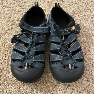 Navy blue Keen sandals. Worn one short season- EUC.